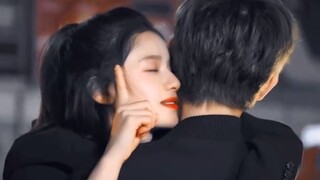 ساعدوني! هذه بالتأكيد أغنية الحب المميزة للي شيون، هذا المشهد في حانة آرثر أظهر جماله بشكل قوي جداً!