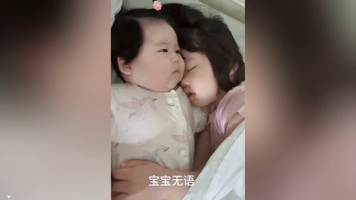 Kakak perempuan berusia 4,5 tahun menidurkan adik perempuannya yang baru berumur 5 bulan, tapi ia se