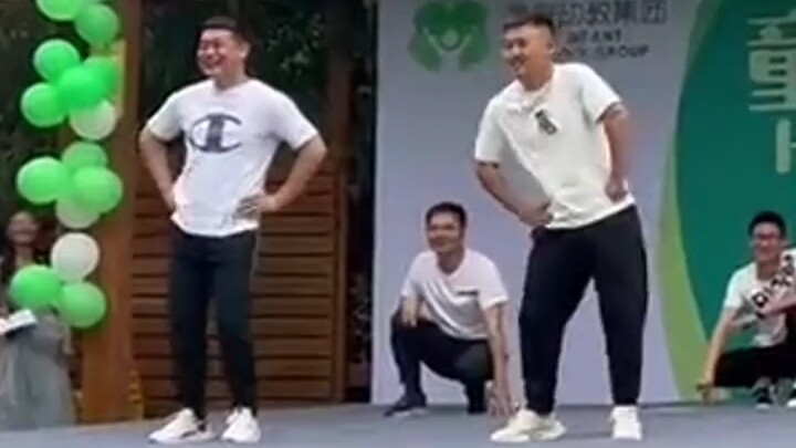 Các ông bố cùng nhau nhảy múa vào Ngày Thiếu nhi. Tất cả những ông bố có thể lên sân khấu đều là nhữ