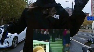 انظروا إليّ وأنا أرقص عند الإشارة الحمراء، اليوم جئتُ أخيرًا! #راكبة_دراجة_نسائية #دوكاتي_v2