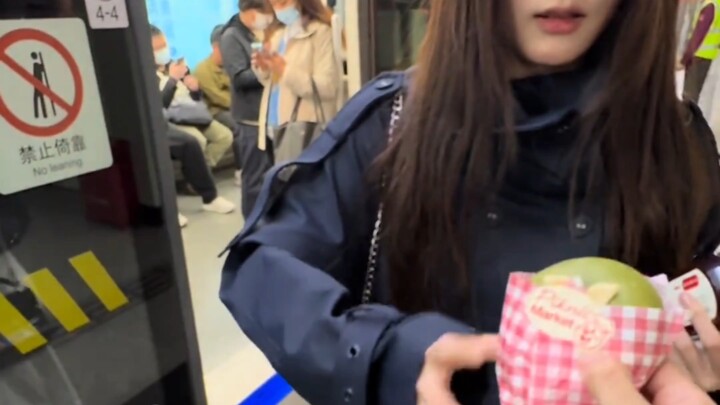 Cuộc sống này đúng là một sự chênh lệch quá lớn.