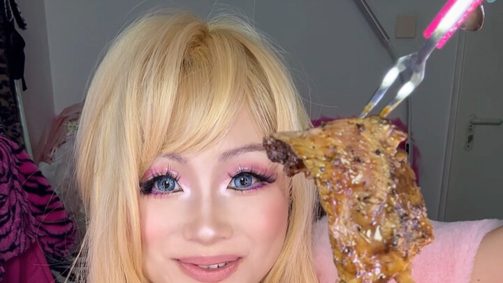Mary cầm dao dĩa cosplay Barbie ăn cơm người da trắng