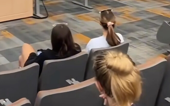 إذا تأخر المعلم عشر دقائق، يُسمح للطلاب بالمغادرة بأنفسهم.