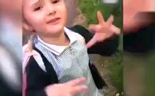 小女孩想体验被荨麻刺一下的感觉，老爸只好如她所愿....