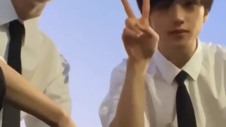 White shirt male college student Park Ji-sung Like I Do Challenge