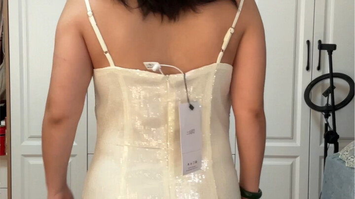 157/60 กิโลกรัม | กระโปรงสวยขนาดนี้ ทำไมฉันถึงดูมีกลิ่นอายแบบสาวโรงงานล่ะ?