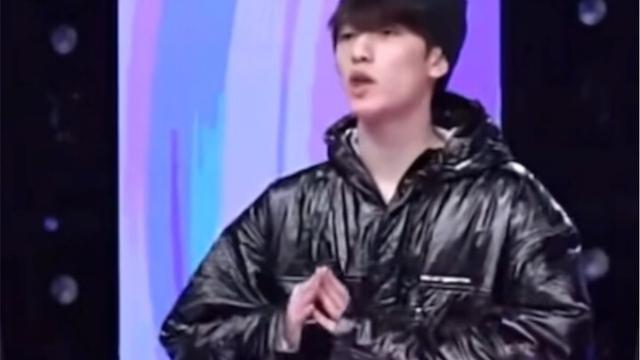เหยียนเหล่าลิ่วขับร้องเพลงธีมฟุตบอลโลก