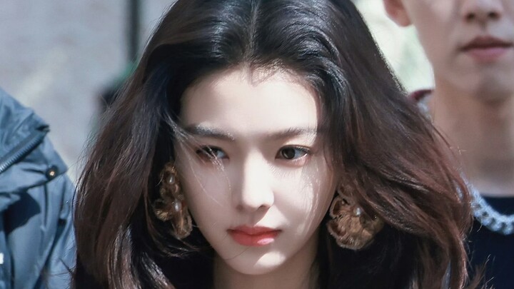 Such perfectly matched contemporary romance outfits, such an authoritative look—this Shen Qianzhan i