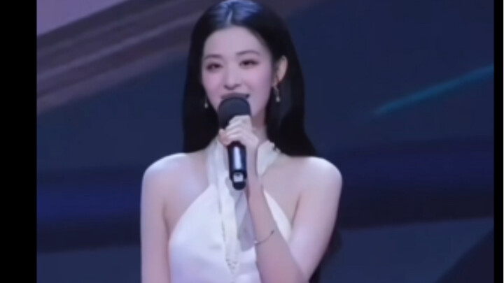 Wang Churan Stuns with Her Singing! Perfect Pitch-Blending Too (Live On-Camera Footage)