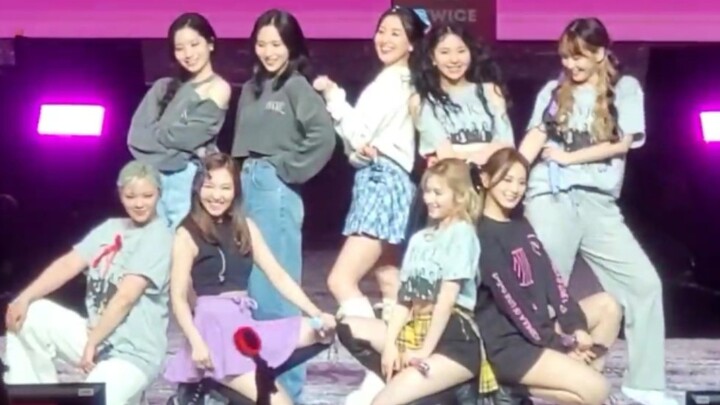 【TWICE】คัมแบ็กสุดฟิน! สมาชิกทั้งเก้าคนกลับมาร้องเพลงเดบิวต์ Like OOH-AHH แบบครบชุด! เวทีคอนเสิร์ตเวิ