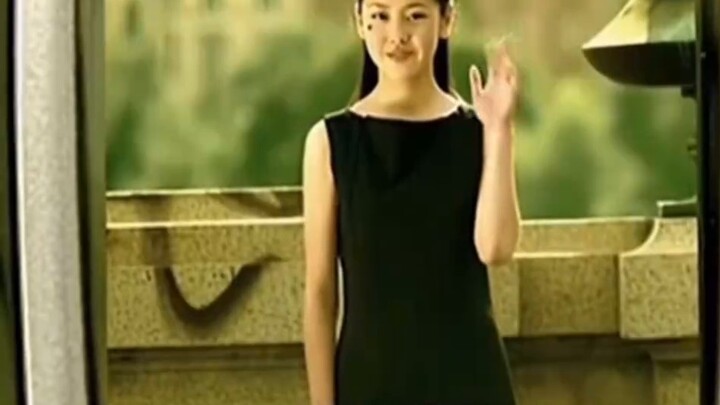 Help! I can't hold it anymore. How can a beautiful woman run in such a funny way? Hahahaha