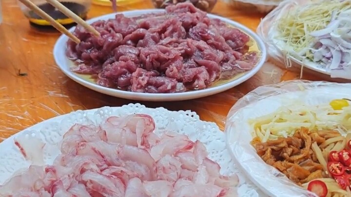โต๊ะนี้เอาถั่วลิสงที่กินดิบได้เพียงอย่างเดียวไปคั่วสุกแล้วเหรอ?