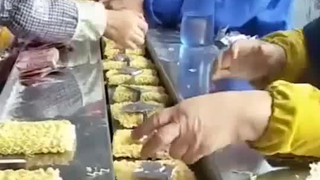 “现实太苦，把梦想卖进了工厂里的流水线”