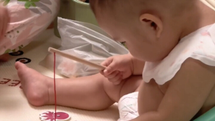 Tiếng cười của bé con dễ thương quá, như liệu pháp chữa lành luôn! Là “kẻ kết liễu” mọi cảm xúc tiêu