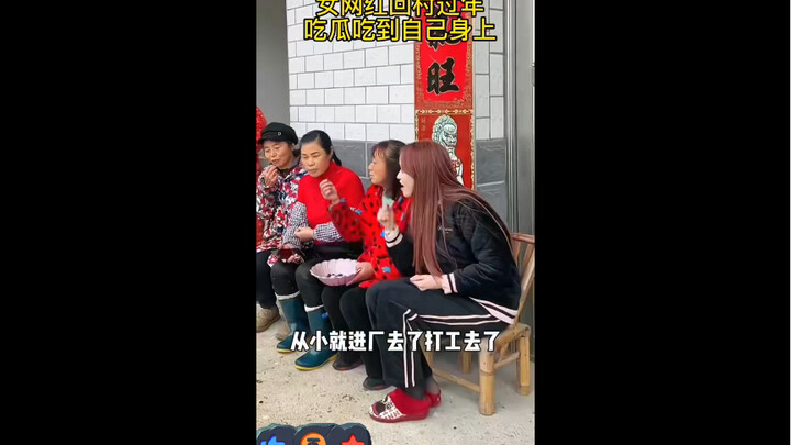 Selebgram perempuan pulang kampung merayakan Tahun Baru Imlek, makan semangka sampai ketiban sendiri
