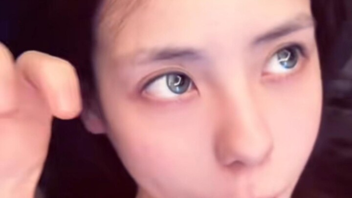 الأخ الثالث لم يكن مستقيماً منذ صغره.