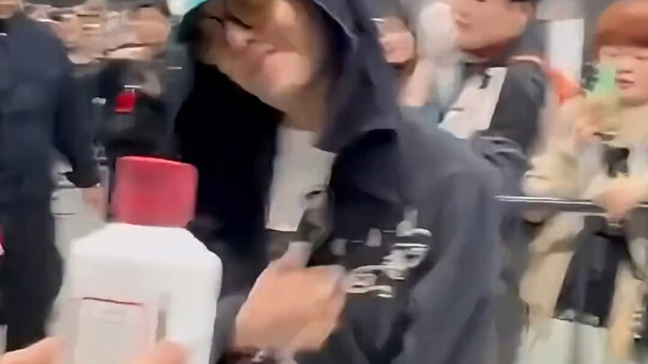 Other idols’ fans send flowers and letters, but with G-Dragon the vibe completely changes #BIGBANG