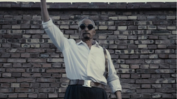 Helping an elderly farmer realize his dream of having 100 actors in "Let the Bullets Fly"