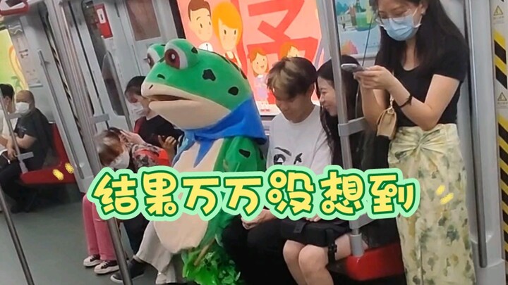 وما لم أتوقعه البتة هو أن الفتاة الجميلة بجانبي تريد أن تُوجِّه ضربتها إلى الضفدع الصغير أيضًا!