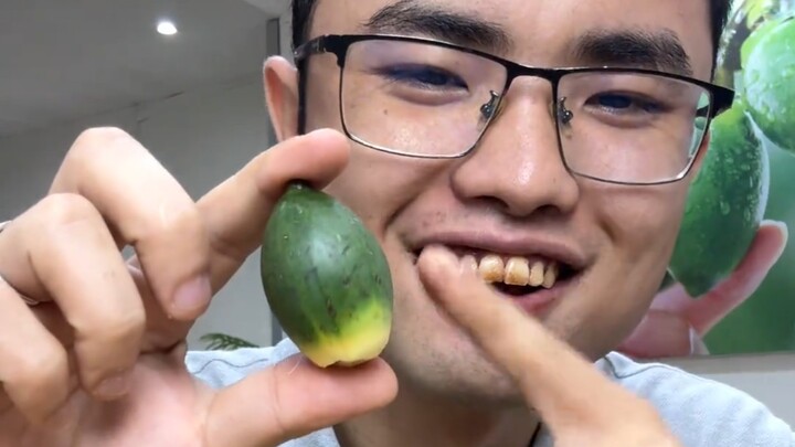 Hu Chenfang Tastes Fresh Fruit