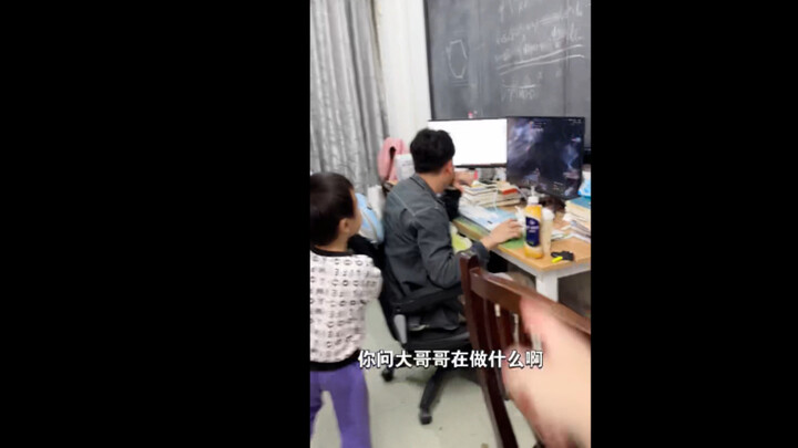 The advisor wants his son to succeed, so he takes him to pay respects to senior researcher Fang Ping