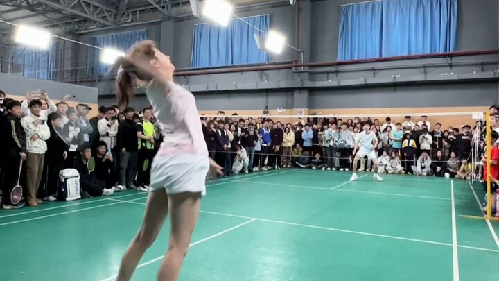 Saat perempuan melakukan smash, penonton biasanya akan langsung terkesan!