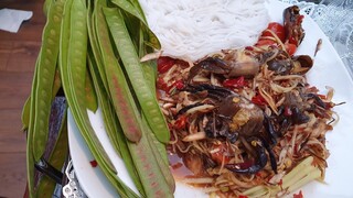 ส้มตำปูเผ็ดๆลูกครึ่งฝรั่งไทยแซ่บเวอร์ spicy somtam