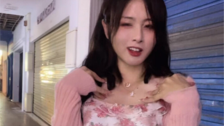 AD钙奶女装大佬户外直播碎花裙跳舞。