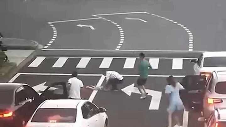 A child accidentally fell out of the car; in the critical moment, nearby vehicles all opened their d