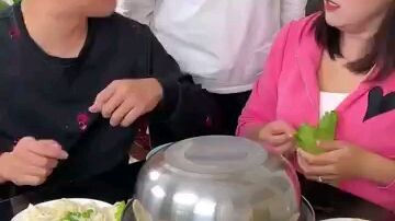 Suami saya mengambil semua makanan yang lezat, dan saya mengambil ayam panggang untuk membuat dia m