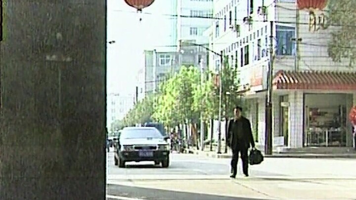 Bí thư mới đi bộ đi làm, trên đường vô tình chặn xe của phó huyện trưởng, kết quả thì ngớ người ra l