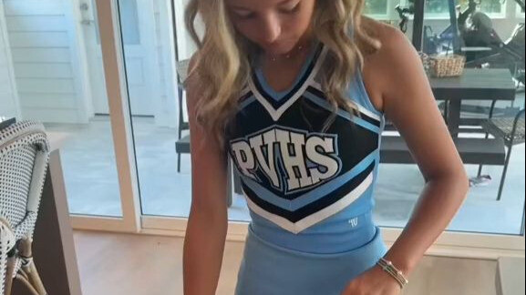 Các nữ sinh trung học da trắng ở Mỹ chuẩn bị gì trước khi tựu trường?