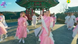 They wear Hanfu and look like a group of maids