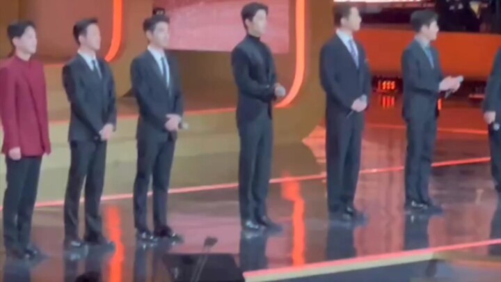 Di antara kerumunan, Xiao Zhan juga seorang yang tinggi.