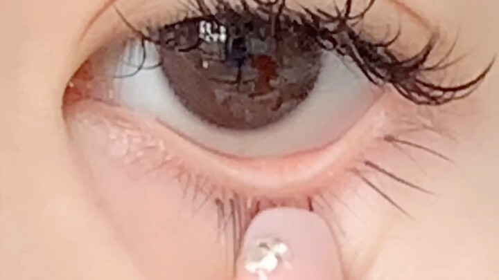 Beginner's Guide to Putting In and Taking Out Colored Contact Lenses～