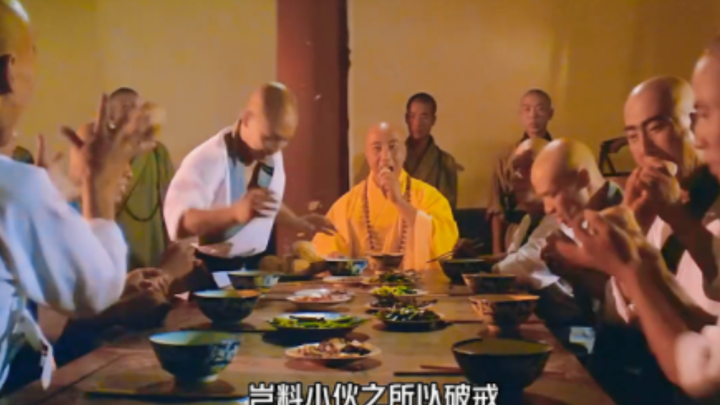 The little monk secretly put the meat into the steamed bun and gave it to his master to eat.