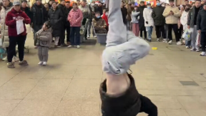 Biểu diễn nhảy đường phố ngay trên phố, thời tiết lạnh đến mức bị vây quanh xem.