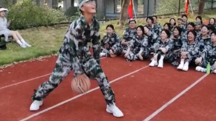 一位同学在军训时表演的鸡你太美