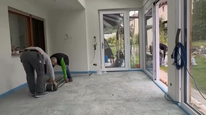 กระบวนการปูกระเบื้องบนพื้นที่ติดตั้งระบบทำความร้อนใต้พื้น