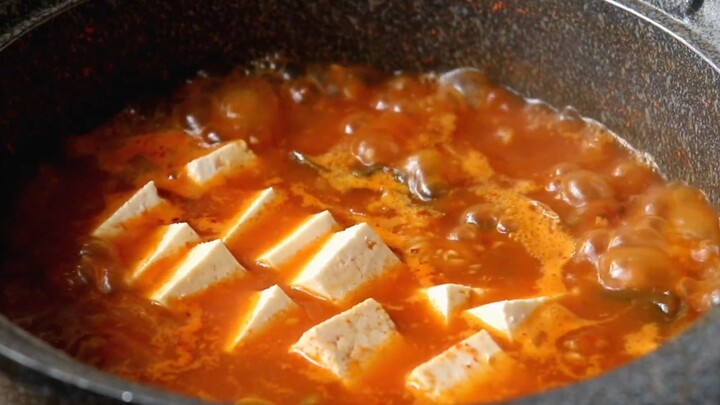 【韩国泡菜汤】韩国人教你做泡菜汤的小秘方，酸酸辣辣超级爽口的韩式泡菜汤，辣白菜汤