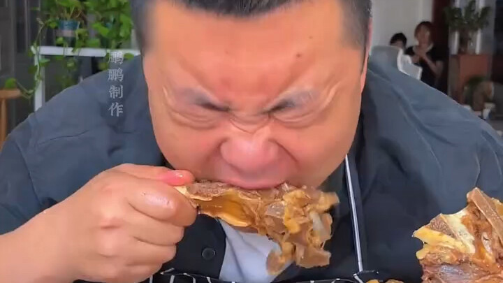 Kakak gemuk makan daging sampai keasyikan!