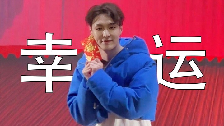 Zhang Yixing won the first prize at Eason Chan’s New Year’s Eve celebration party.