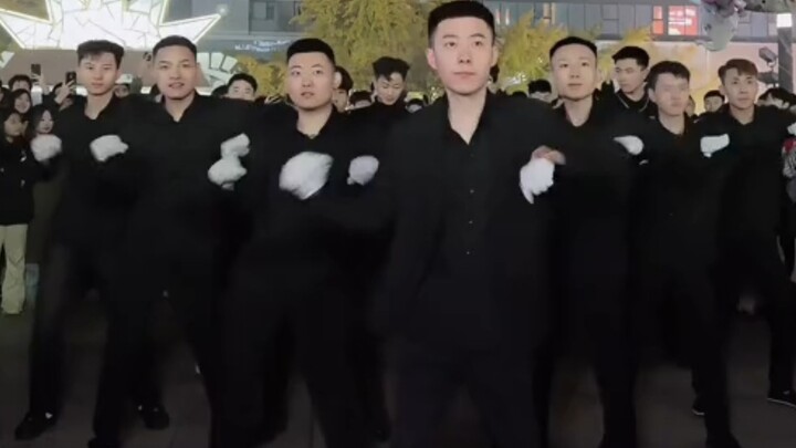 Zhang Shiyao's new version of Qinghai Rock, the confidence and composure of the older generation of 