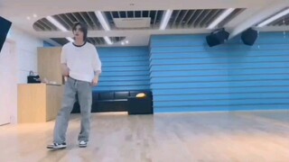 ฮวังฮยอนจิน ผู้ที่เต้น Hype Boy ระหว่างถ่ายทอดสด เก่งมากในการเต้นกระทิง