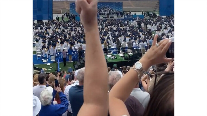 Seperti apa upacara kelulusan di akademi militer Amerika Serikat?