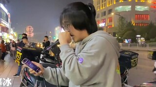 Có ai thực sự có thể hát toàn bộ "Mùa đông đang đến" trên đường phố không? ? ! Người qua đường nghe 