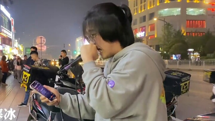 Có ai thực sự có thể hát toàn bộ "Mùa đông đang đến" trên đường phố không? ? ! Người qua đường nghe 