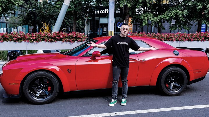 The demon is about to descend—brave men, unleash your ultimate attack!