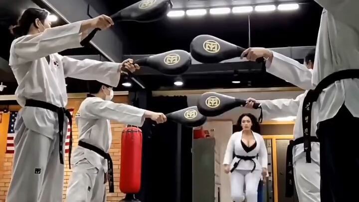 Tantangan Tendangan Tinggi ke Samsak | Karate Wanita