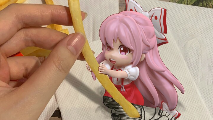 ทะลุผ่านมิติ! กำลังกินเฟรนช์ฟรายส์ที่แมคโดนัลด์อยู่ดีๆ ก็เผลอเรียกเมโกะแดงออกมาโดยไม่ตั้งใจ